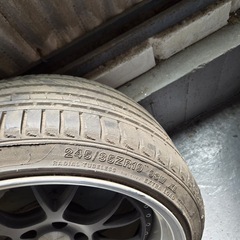 　　値下げしました！車のタイヤ　245 / 35  ZR. 19の画像