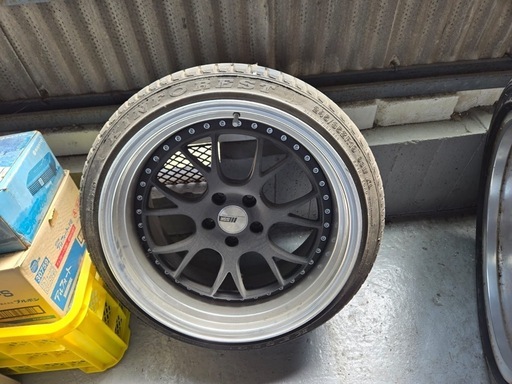 値下げしました！車のタイヤ　245 / 35  ZR. 19