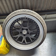 　　値下げしました！車のタイヤ　245 / 35  ZR. 19