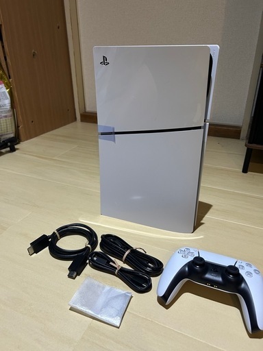 PS5（ホワイト1．２回しか使っていないので長美品です。）早い者勝ちです。来週中に取り引きが無い場合他のアプリで値上げします。MODEL  CFI-2000