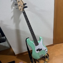 エレキベース　ストラップ、チューナー付きの画像