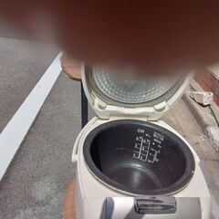 東芝：５合炊の炊飯器：ホワイト：中古良品：の画像