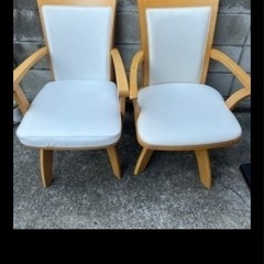 テーブルと椅子の画像