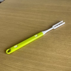【中古】水筒を洗うために先端にスポンジを挟む棒の画像