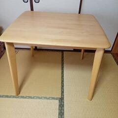 四角のダイニングテーブル