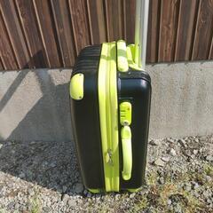 キャリーケース 32cm × 48cm 深さ 22cmの画像
