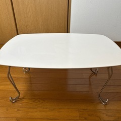 白いコンパクトテーブル
