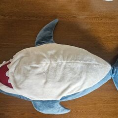 鮫と熊のぬいぐるみの画像