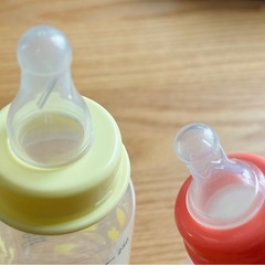 哺乳瓶４本＋おしゃぶりセットの画像