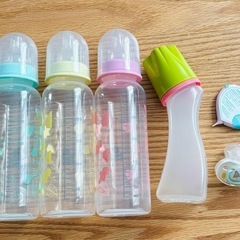 哺乳瓶４本＋おしゃぶりセットの画像