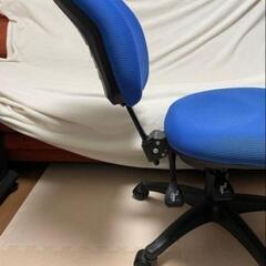 青いメッシュオフィスチェア 高さ調整機能付き　【引き取り限定】の画像