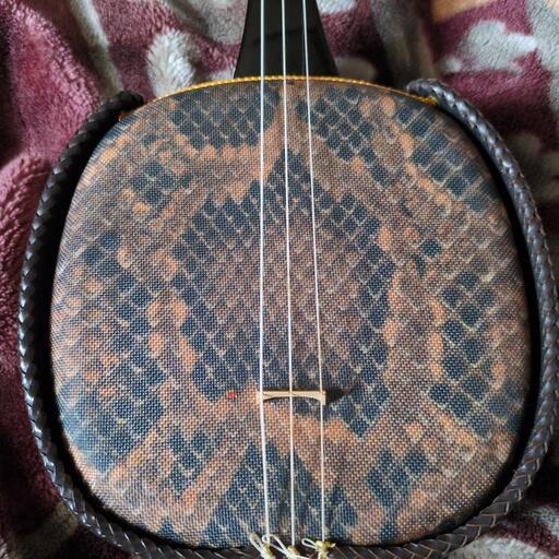 三線 真壁型 本皮 沖縄 三線 真壁型 ハードケース付き 本皮 沖縄 三線