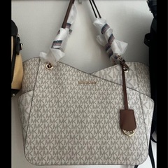 新品　マイケルコースバックの画像
