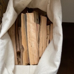 薪と焚き付け用の小さな薪のセットの画像