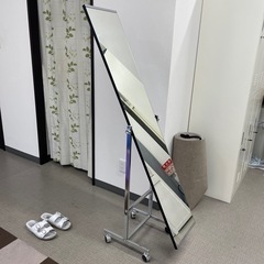 キャスター付き全身鏡の画像