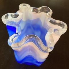 【昭和レトロ】UGS ガラスの花瓶　瑠璃色　フリル　ブルー×ホワイト　箱付き　花器　フラワーベースの画像