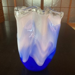【昭和レトロ】UGS ガラスの花瓶　瑠璃色　フリル　ブルー×ホワイト　箱付き　花器　フラワーベースの画像
