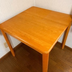 木製テーブル