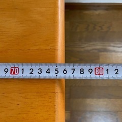 木製テーブルの画像