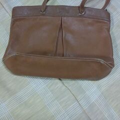 ◆【中古】　《LONGCHAMP・ロンシャン》　●皮革・肩掛けバック♪　〔追加画像有り〕　※大きさ/４０cm×２６cm×１２cm(マチ)。の画像