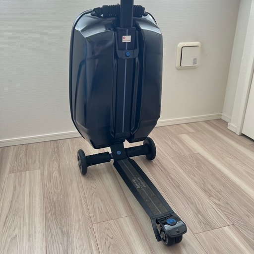 《予定者決定》マイクロスクーター製「micro luggage マイクロラゲッジ」の乗れるスーツケース＆キックボード