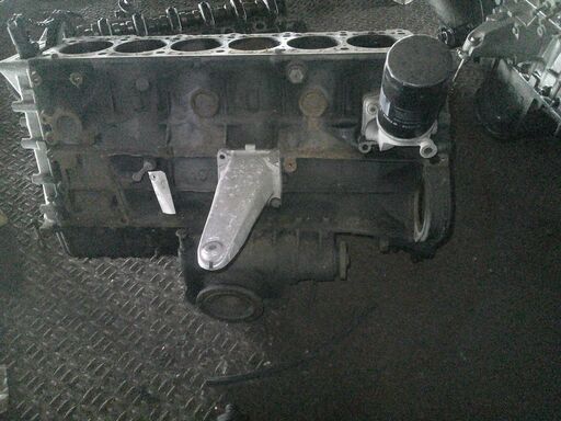 Mベンツ124-300TE-4WDエンジン―リペアー途中のエンジンです