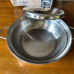 鍋。底部分はアルミ。側面はステンレス。電磁調理器にもガスコンロに...