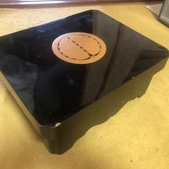 蝋色塗りの餅箱のようです。