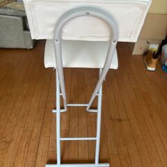 ★ハイチェー　高折り畳み式　白色椅子　高所用　ハイカウンター用　バーカウンタ‐用　　椅子の画像