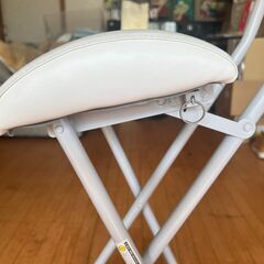 ★ハイチェー　高折り畳み式　白色椅子　高所用　ハイカウンター用　バーカウンタ‐用　　椅子の画像
