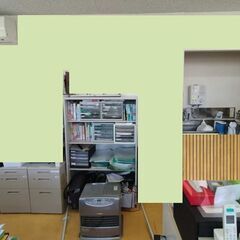 シール壁紙の貼り付け作業の画像