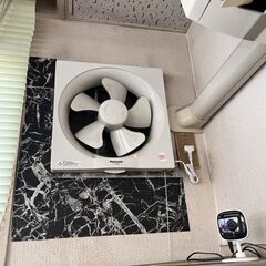 シール壁紙の貼り付け作業の画像
