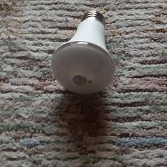 電球 人感センサー led電球色 e26 40W相当 アイリスオーヤマ