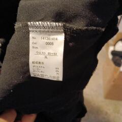 女性Tシャツとズボンの画像