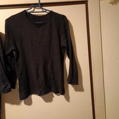 女性Tシャツとズボンの画像
