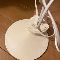 IKEA LEDデスクライト アイボリー 電球付きの画像