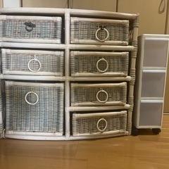 籐ラックと３段のプラケース