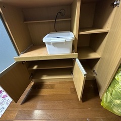 トレイ引き出し機能付き食器棚の画像
