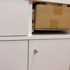 キッチンカウンター　食器棚の画像