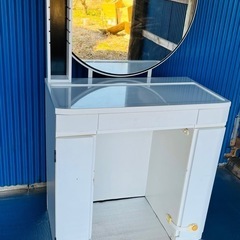 ミラーデフレと椅子の画像