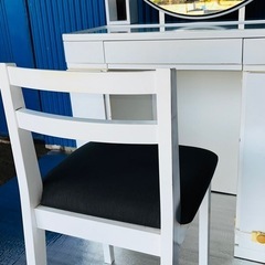 ミラーデフレと椅子の画像