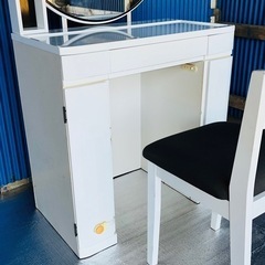 ミラーデフレと椅子の画像