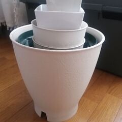アイリスオーヤマ植木鉢。未使用と美品全7個差し上げますの画像