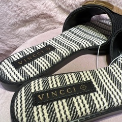 ［新品未使用］VINCCIサンダルの画像