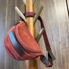 正規店　新品未使用　タグつき　フェリージ　ボディバッグ　スエード...