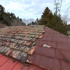 ぼろい倉庫の屋根に、波板とソーラーパネル取り付け作業の画像