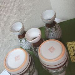 未使用　九谷焼　酒器揃　徳利５本、お猪口１０個　上品で豪華な作りの画像