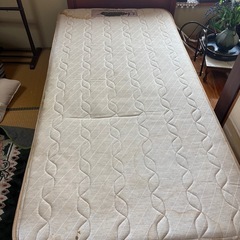 木製のセミダブルベット