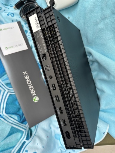 Xbox One X 1TB（白コントローラー付き）【富士見市で直接引き取り】