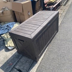 　Alebert 物置 収納庫 屋外 大型 454L 大容量 ベランダ収納 倉庫 ベランダストッカー 屋外収納 コンテナ 大型収納ボックス 室外収納 防水/耐久/耐熱 アウトドア収納 おしゃれ 幅132*奥行き61*高さ65cm (ブラウン) 
た 破損有り　新品 室外収納ケースの画像